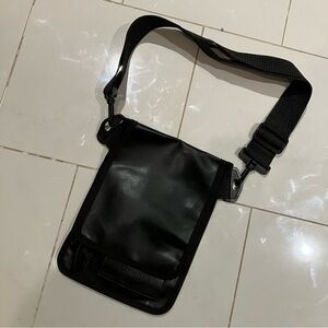 Sephora Black Crossbody makeup brush Bag.  Adjustable strap.  EUC!